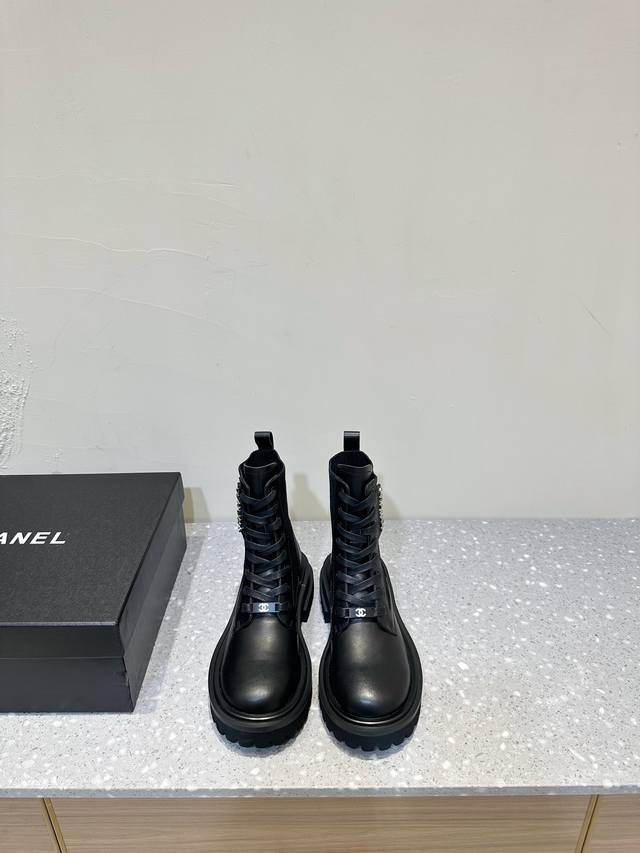 Chanel 香奈儿 秋冬新款24Ss 骑士靴 这款骑士靴真的是帅气时尚的代表，简约时尚个性又大气 自然流畅的美感，有种惊艳了时光的美感,鞋跟和鞋底同时满足了增